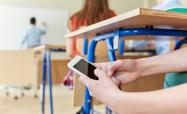 Prohibición de celulares en escuelas: ¿cómo afecta a más de 2 millones de chicos en la Provincia de Buenos Aires?