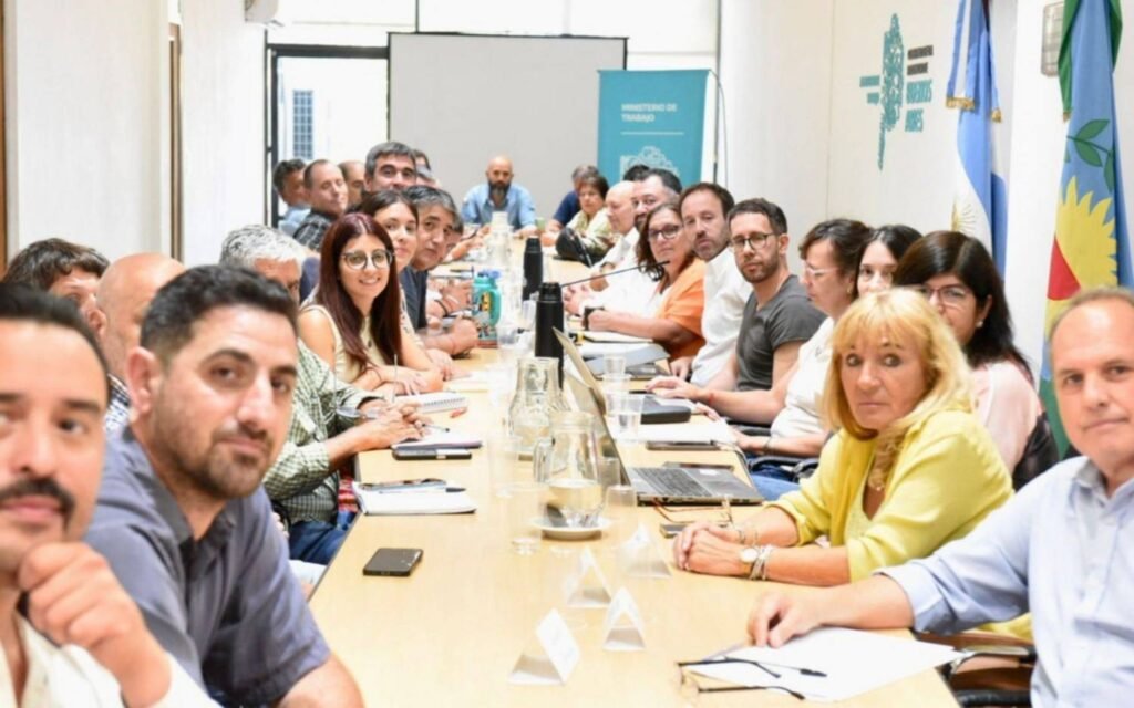 Estatales de Buenos Aires aceptan oferta del 9% en tres cuotas tras intensas negociaciones