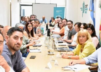 Estatales de Buenos Aires aceptan oferta del 9% en tres cuotas tras intensas negociaciones