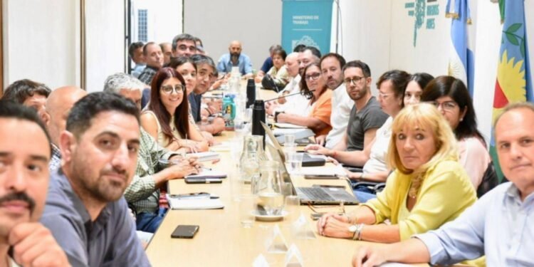 Estatales de Buenos Aires aceptan oferta del 9% en tres cuotas tras intensas negociaciones