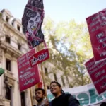 El Gobierno cuestiona el feminismo en el Día de la Mujer y tacha políticas de “estafa”