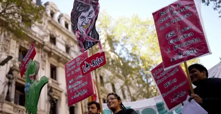 El Gobierno cuestiona el feminismo en el Día de la Mujer y tacha políticas de "estafa"