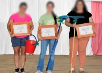 Polémica en Misiones: un municipio entrega escobas y baldes en el Día de la Mujer