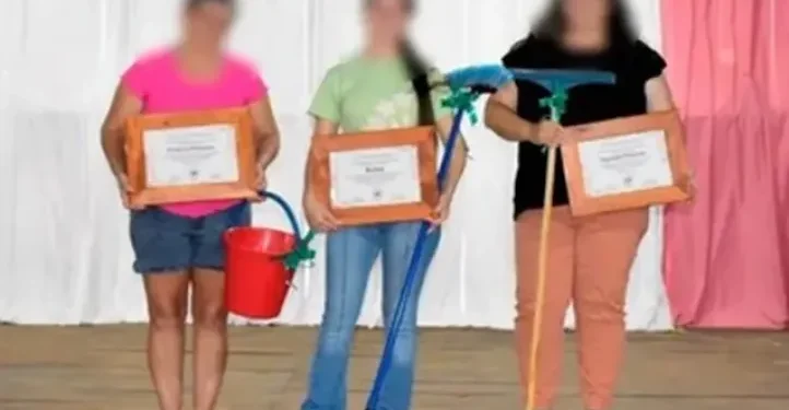 Polémica en Misiones: un municipio entrega escobas y baldes en el Día de la Mujer