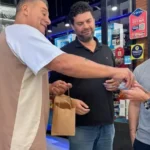 El Turco García alertó sobre ETS y repartió preservativos en el Microcentro de Buenos Aires