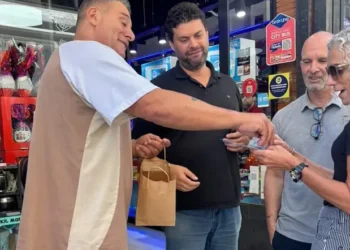 El Turco García alertó sobre ETS y repartió preservativos en el Microcentro de Buenos Aires