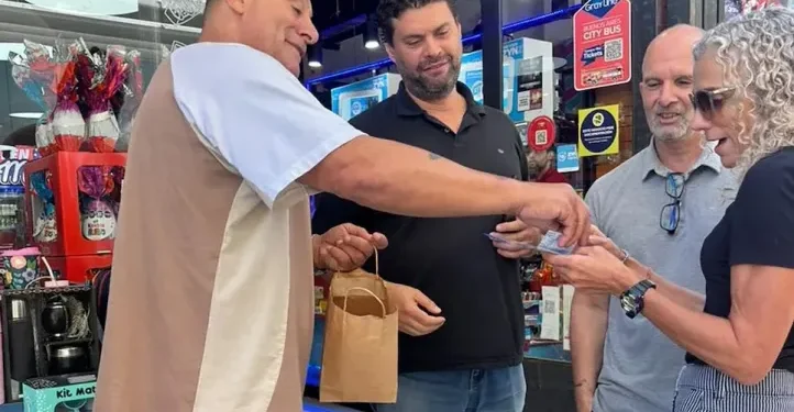 El Turco García alertó sobre ETS y repartió preservativos en el Microcentro de Buenos Aires