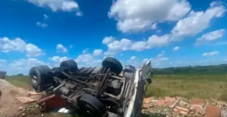 Chocó camión de fernet en Entre Ríos y los vecinos no se resistieron a la tentación