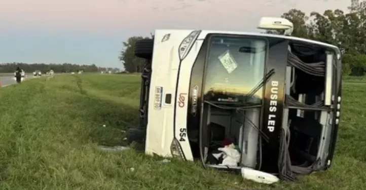 Volcó un micro en Ruta 9: 45 heridos, uno de ellos tuvo que ser operado en San Pedro