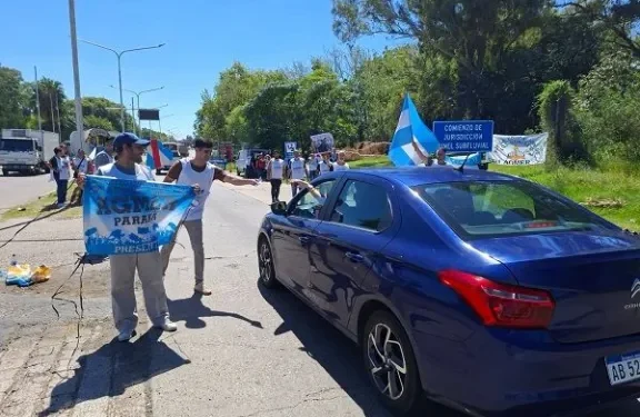Docentes marchan en Paraná y Diamante por mejores salarios y apertura de paritarias