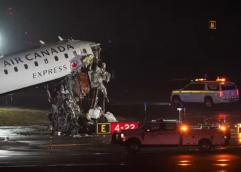 Tragedia en LaGuardia: un avión chocó con camión de bomberos y dejó dos muertos