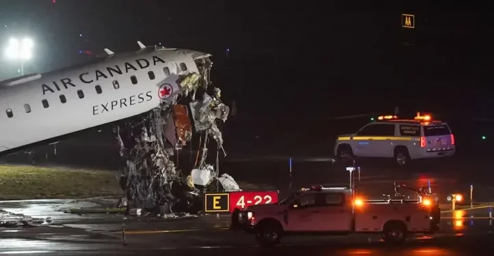Tragedia en LaGuardia: un avión chocó con camión de bomberos y dejó dos muertos