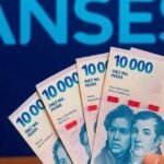 Jubilados reciben el “triple extra”: ¿cuánto cobrarán en marzo por movilidad y bonos?