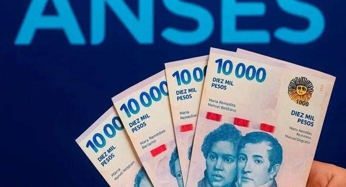 Jubilados reciben el “triple extra”: ¿cuánto cobrarán en marzo por movilidad y bonos?