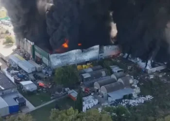 Incendio en un depósito de pinturas en Francisco Álvarez: evacuaron a vecinos por la nube tóxica