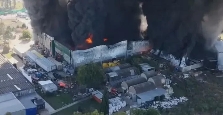 Incendio en un depósito de pinturas en Francisco Álvarez: evacuaron a vecinos por la nube tóxica