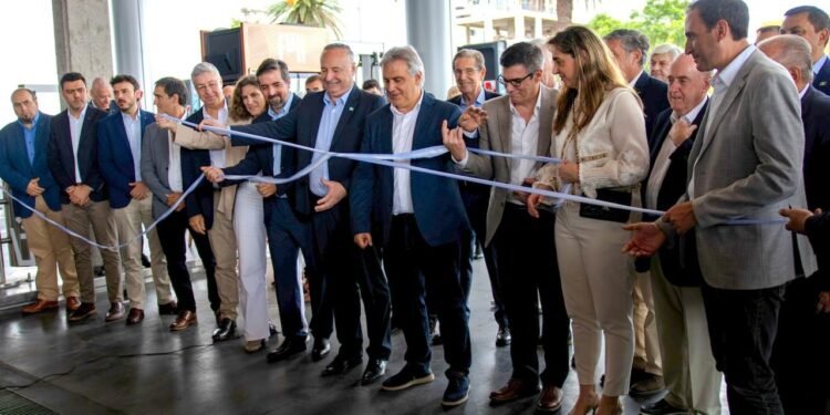 El ACA presentó su nueva estación en Villa María: ahora con cargador eléctrico y autodespacho