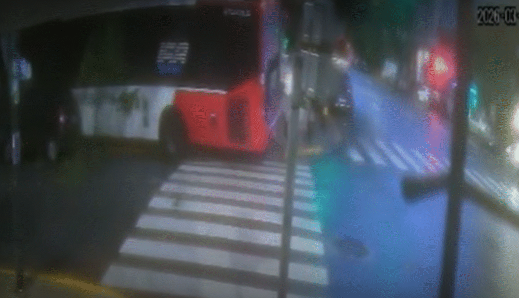 Constitución: Violento choque entre patrullero y colectivo deja ocho heridos y daños enormes