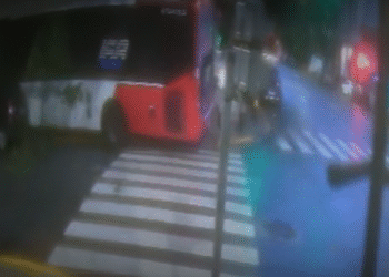 Constitución: Violento choque entre patrullero y colectivo deja ocho heridos y daños enormes