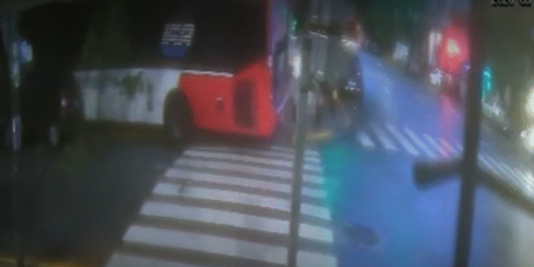 Constitución: Violento choque entre patrullero y colectivo deja ocho heridos y daños enormes