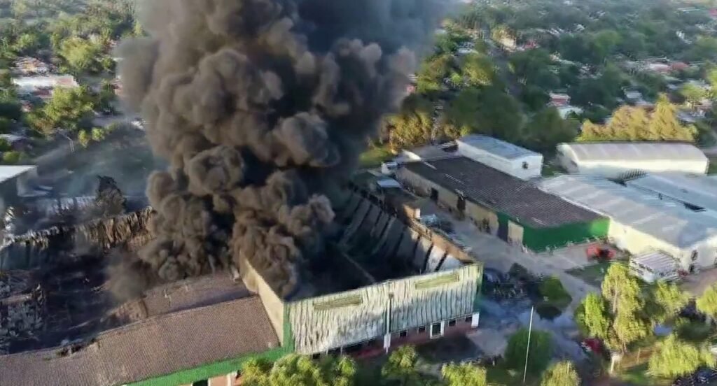 El incendio en el depósito de pinturas de Francisco Álvarez se reavivó y preocupa a todos