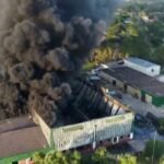 El incendio en el depósito de pinturas de Francisco Álvarez se reavivó y preocupa a todos