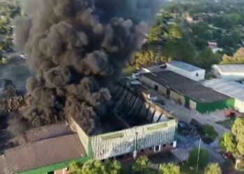 El incendio en el depósito de pinturas de Francisco Álvarez se reavivó y preocupa a todos