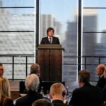 El Presidente vuelve a desafiar a magnates mientras ofrece riquezas del país a empresarios