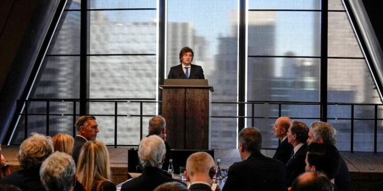 El Presidente vuelve a desafiar a magnates mientras ofrece riquezas del país a empresarios