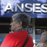 Aumento de ANSES: ¿Cuántos jubilados se quedan sin el bono de $70.000 en abril?