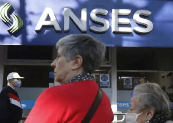 Aumento de ANSES: ¿Cuántos jubilados se quedan sin el bono de $70.000 en abril?