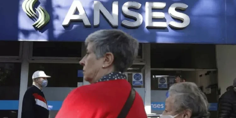 Aumento de ANSES: ¿Cuántos jubilados se quedan sin el bono de $70.000 en abril?