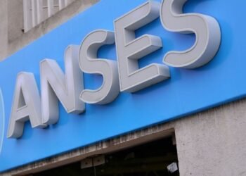 Jubilados esperan calendario de ANSES: ¿cuánto cobrarán tras los feriados de abril?