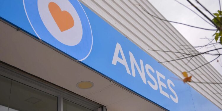 AUH aumenta en abril: ¿cuánto cobrarán las familias y qué pasa con la Tarjeta Alimentar?