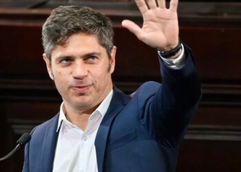 Kicillof se presenta como escudo ante el ajuste de Milei y llama a la unidad en la crisis