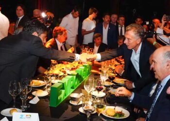 Macri: "Las retenciones son un impuesto estúpido que ahoga al agro argentino"