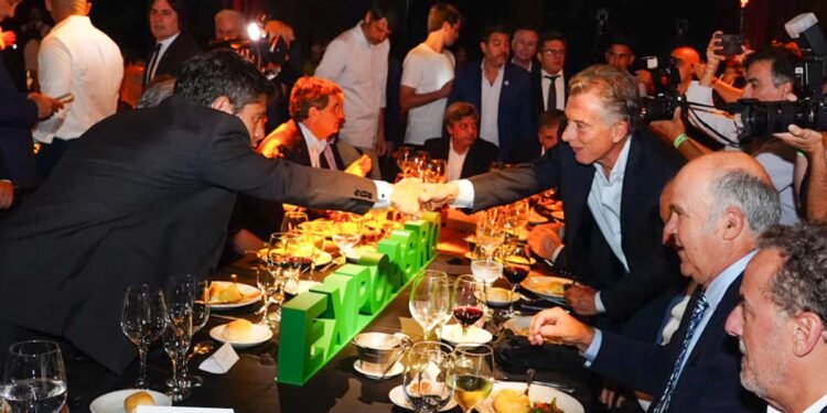 Macri: "Las retenciones son un impuesto estúpido que ahoga al agro argentino"