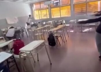 Alumnos encendieron bengalas en un aula de Catamarca y desataron la indignación pública