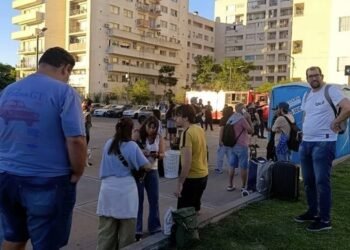 Evacúan otra vez a residentes de Parque Patricios tras nuevo alerta por colapso en la torre