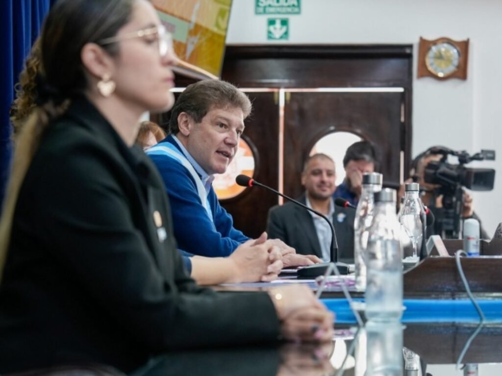 Gustavo Melella sorprende y solicita adhesión de Tierra del Fuego al RIGI en su apertura legislativa