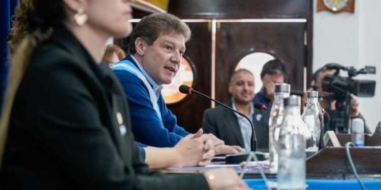 Gustavo Melella sorprende y solicita adhesión de Tierra del Fuego al RIGI en su apertura legislativa