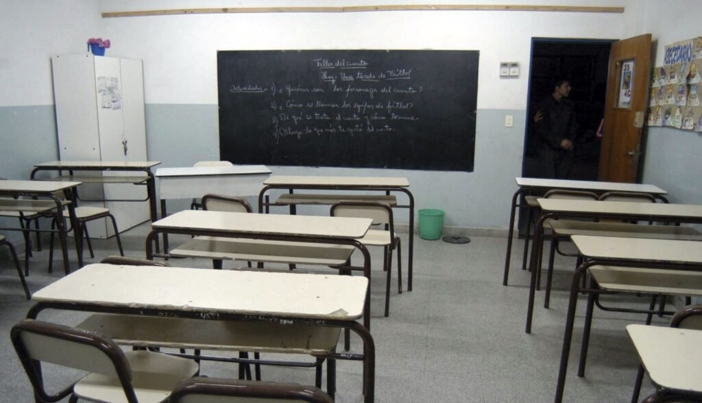 La Ciudad prohíbe el uso de celulares en las aulas de secundaria para mejorar el aprendizaje