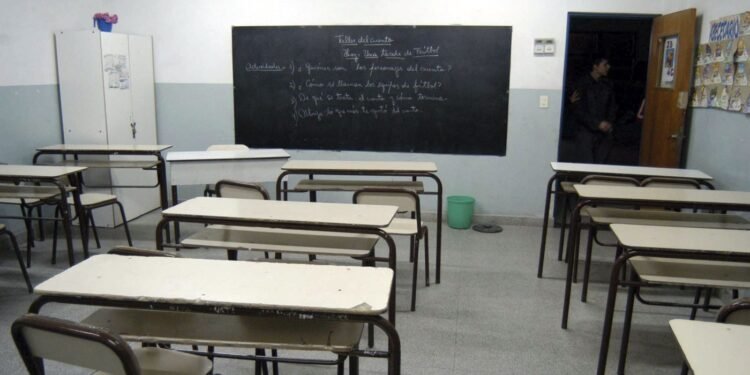 La Ciudad prohíbe el uso de celulares en las aulas de secundaria para mejorar el aprendizaje