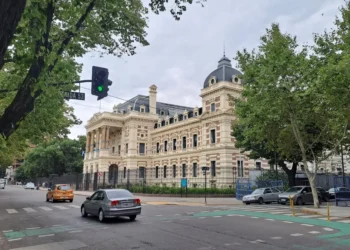 Kicillof recibe a docentes y estatales en paritarias tras conflicto salarial en Buenos Aires