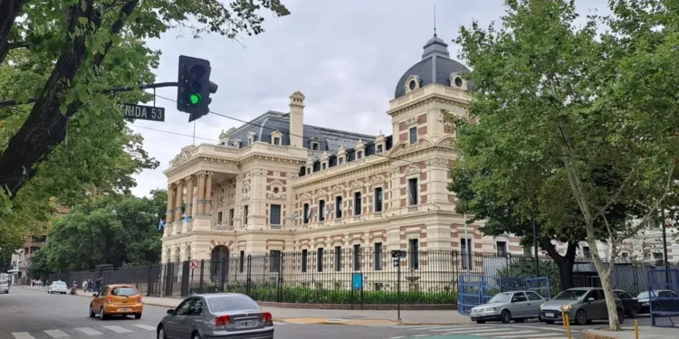 Kicillof recibe a docentes y estatales en paritarias tras conflicto salarial en Buenos Aires