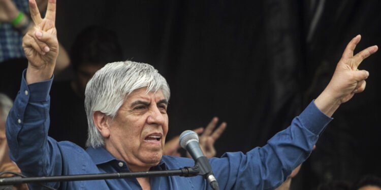 Moyano firmó un nuevo acuerdo salarial para camioneros que satisface al Gobierno