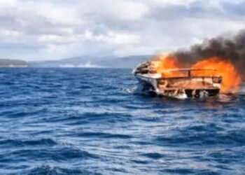 Una lancha se incendió en el Lago Nahuel Huapi y su tripulante se lanzó al agua para salvarse