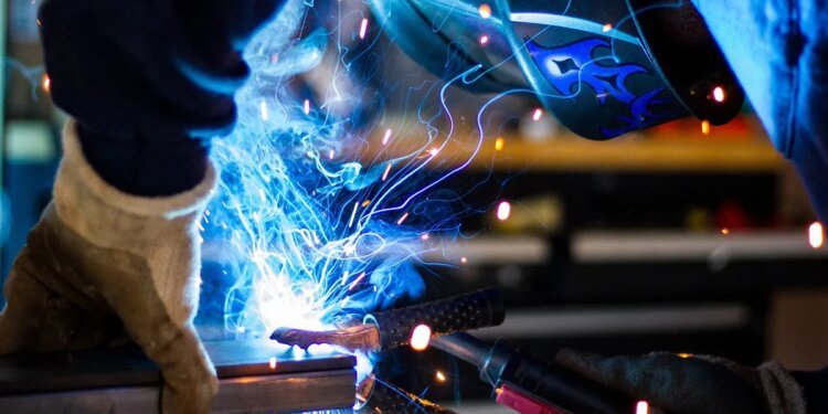 Trabajadores metalúrgicos mantienen salarios a la espera de nueva paritaria en abril