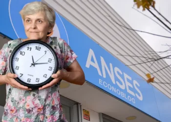 Aumento y fechas de cobro para jubilados en abril: ¿cuánto se cobrará este mes?