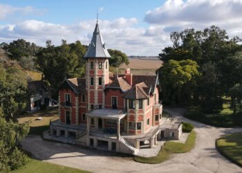 La estancia en la Provincia de Buenos Aires que fascina a familias: naturaleza y magia en un castillo
